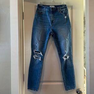 Cute pair of Abercrombie and Fitch super skinny high rise size 28/6r like new.